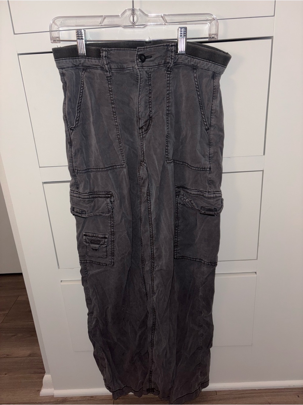 American Eagle Outfitters Women's Straight Leg Cargo Pants in Charcoal Gray